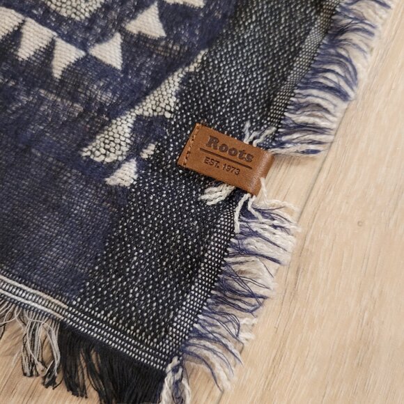 ROOTS | Geometric Pattern Blanket Scarf Shawl - Picture 6 of 7